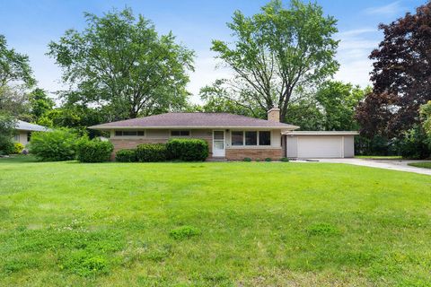 Photo of 1920 Lone Oak Cir E, Brookfield, WI 53045 (MLS # 1921883)