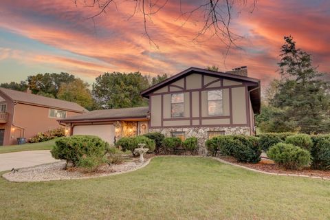 Photo of 10939 W Coronado Ct, Franklin, WI 53132 (MLS # 1941015) Photo of 10939 W Coronado Ct, Franklin, WI 53132 (MLS # 1941015)