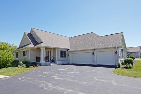 Photo of 2914 W Villa Dr, Franklin, WI 53132 (MLS # 1967308)