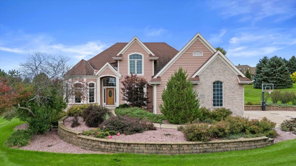 W287N921 BEDOUIN CT, WAUKESHA, WI 53188 - Image 3da288e2e969a88d6a4df20fb7e1d3fb/3155731525