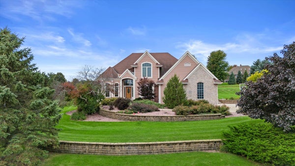 W287N921 BEDOUIN CT, WAUKESHA, WI 53188 - Image 3da288e2e969a88d6a4df20fb7e1d3fb/3984615382