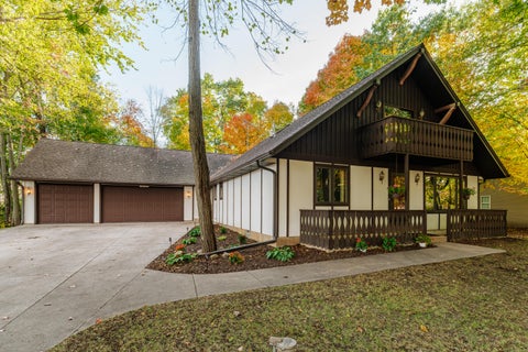 Photo of S70W16663 Hedgewood Dr, Muskego, WI 53150 (MLS # 1985522)