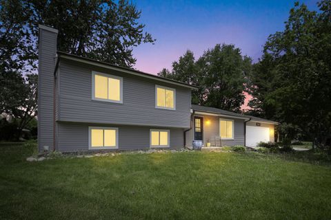 Photo of W233N6477 Kneiske Dr, Sussex, WI 53089 (MLS # 1963642)