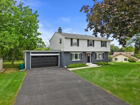Photo of N113W13033 Crestview Dr, Germantown, WI 53022 (MLS # 1980344)