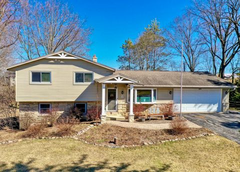 Photo of W189N5050 Crest View Ter, Menomonee Falls, WI 53051 (MLS # 1953393)