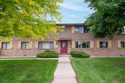 Photo of 10376 W Whitnall Edge Ct, Franklin, WI 53132 (MLS # 1975954)