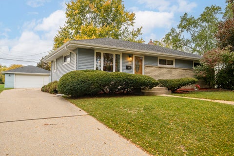 Photo of 1104 N Bel Ayr Dr, Waukesha, WI 53188 (MLS # 1984855)