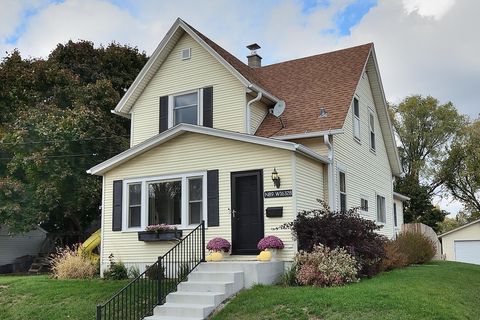 Photo of N89W16328 Cleveland Ave, Menomonee Falls, WI 53051 (MLS # 1941210) Photo of N89W16328 Cleveland Ave, Menomonee Falls, WI 53051 (MLS # 1941210)