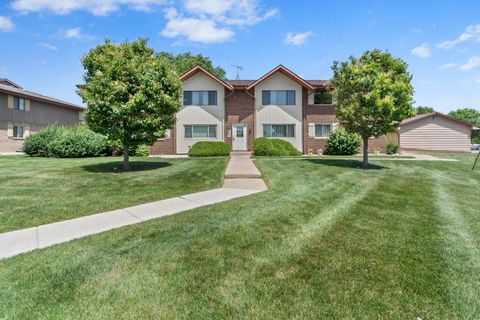 Photo of 10364 W Whitnall Edge Ct, Franklin, WI 53132 (MLS # 1970088)