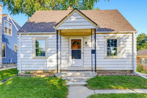 Photo of 4570 S Lenox St, Milwaukee, WI 53207 (MLS # 1985176)