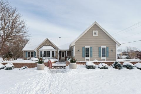 Photo of 1401 Country Club Ln, Watertown, WI 53098 (MLS # 1945086)