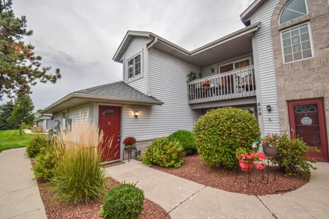 Photo of 859 Quinlan Dr, Pewaukee, WI 53072 (MLS # 1981054)