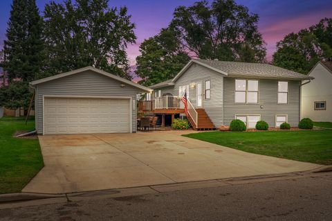 Photo of 1530 Hoffman Pl, Onalaska, WI 54650 (MLS # 1939641)