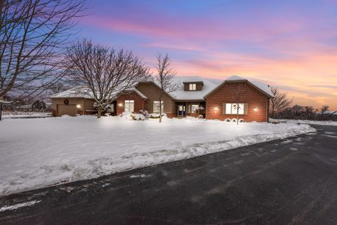 Photo of 10946 N Essex Dr, Mequon, WI 53092 (MLS # 1943442)