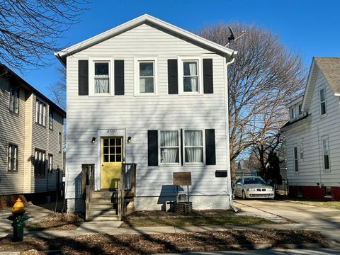 Photo of 2011 Geneva St, Racine, WI 53402 (MLS # 1954900)