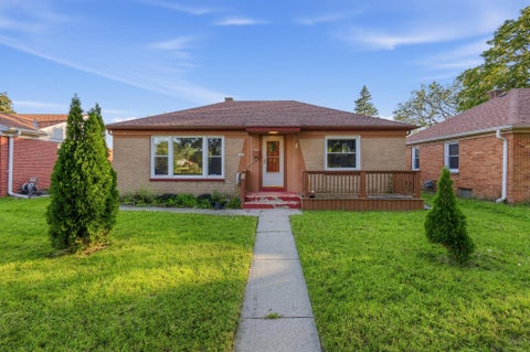 Photo of 5425 W Lincoln Creek Dr, Milwaukee, WI 53218 (MLS # 1982992)