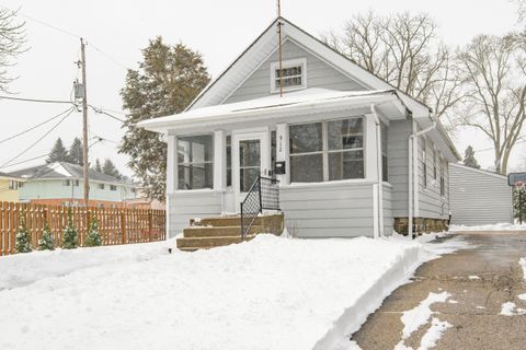Photo of 912 Blackstone Ave, Waukesha, WI 53186 (MLS # 1954053)