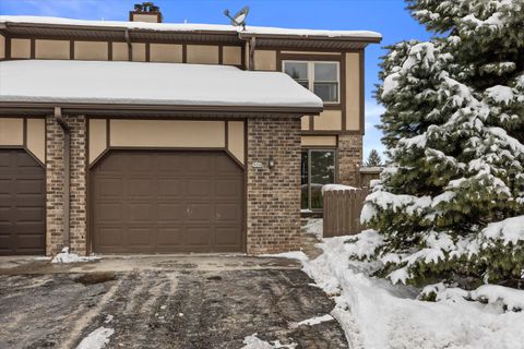 Photo of 530 Manchester Ln, Hartland, WI 53029 (MLS # 1944325)