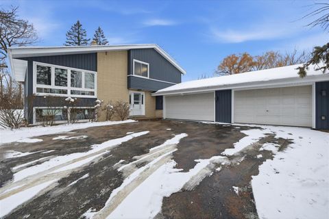 Photo of W127N12223 Knollwood Dr, Germantown, WI 53022 (MLS # 1945041)