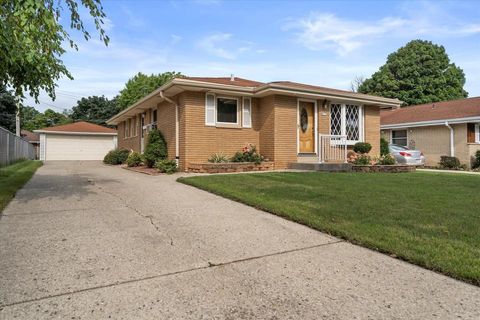 Photo of 4739 S 23rd St, Milwaukee, WI 53221 (MLS # 1955592)