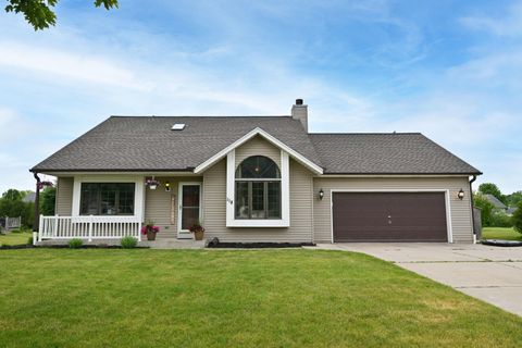 Photo of 118 Mckenzie Rd, Mukwonago, WI 53149 (MLS # 1966352)