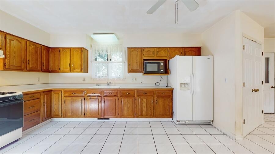 Sharon, Wisconsin 53585, United States, 3 Bedrooms Bedrooms, ,3 BathroomsBathrooms,Residential,Pending,168168