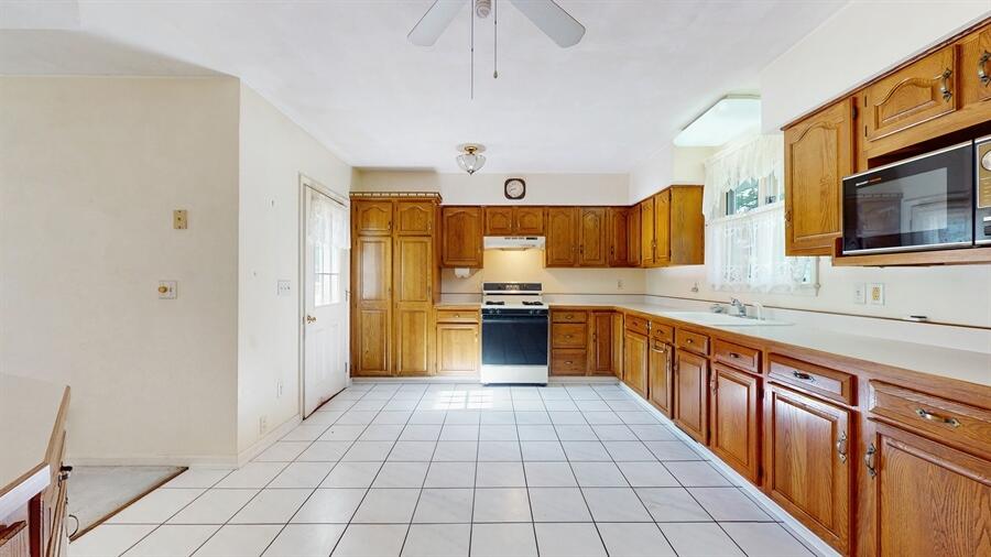 Sharon, Wisconsin 53585, United States, 3 Bedrooms Bedrooms, ,3 BathroomsBathrooms,Residential,Pending,168168