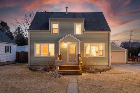 Photo of 1124 Division St, Algoma, WI 54201 (MLS # 1955953)