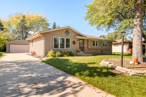 Photo of 6185 S 38th St, Greenfield, WI 53221 (MLS # 1983867)