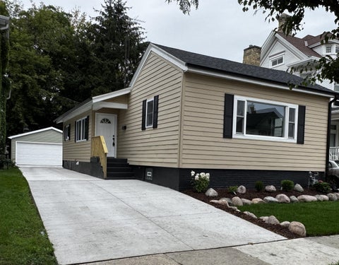 Photo of 924 Wisconsin Ave, Racine, WI 53403 (MLS # 1984842)