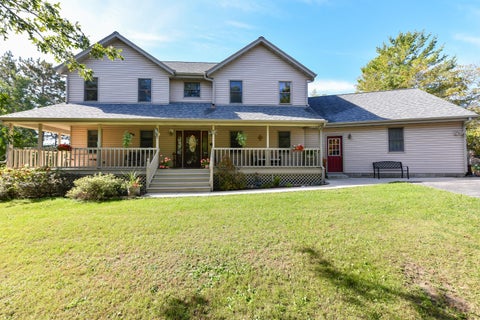Photo of S86W30445 Stonegate Dr, Mukwonago, WI 53149 (MLS # 1982733)