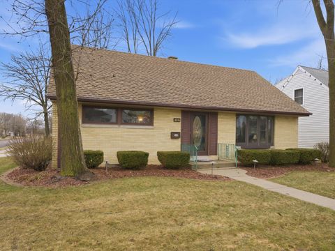 Photo of 1402 N 21st St, Manitowoc, WI 54220 (MLS # 1953952)