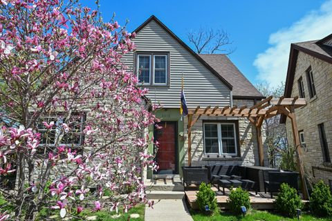 Photo of 5418 W Notre Dame Ct, Milwaukee, WI 53208 (MLS # 1959143)
