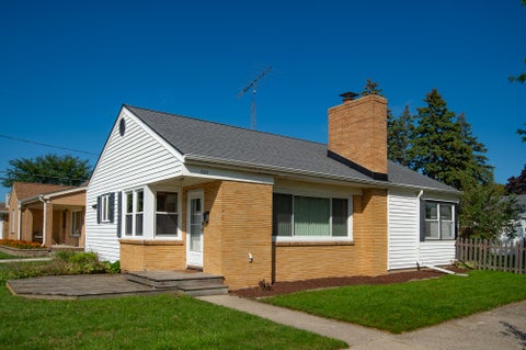 Photo of 620 Melvin Ave, Racine, WI 53402 (MLS # 1980165)