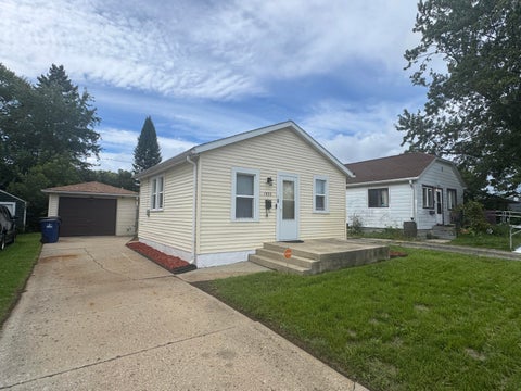 Photo of 1922 Arthur Ave, Racine, WI 53405 (MLS # 1979841)