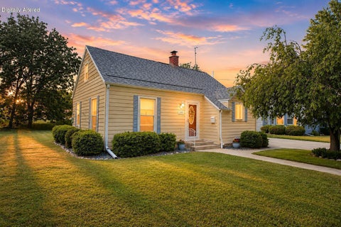 Photo of 305 North Ave, Hartland, WI 53029 (MLS # 1967192)