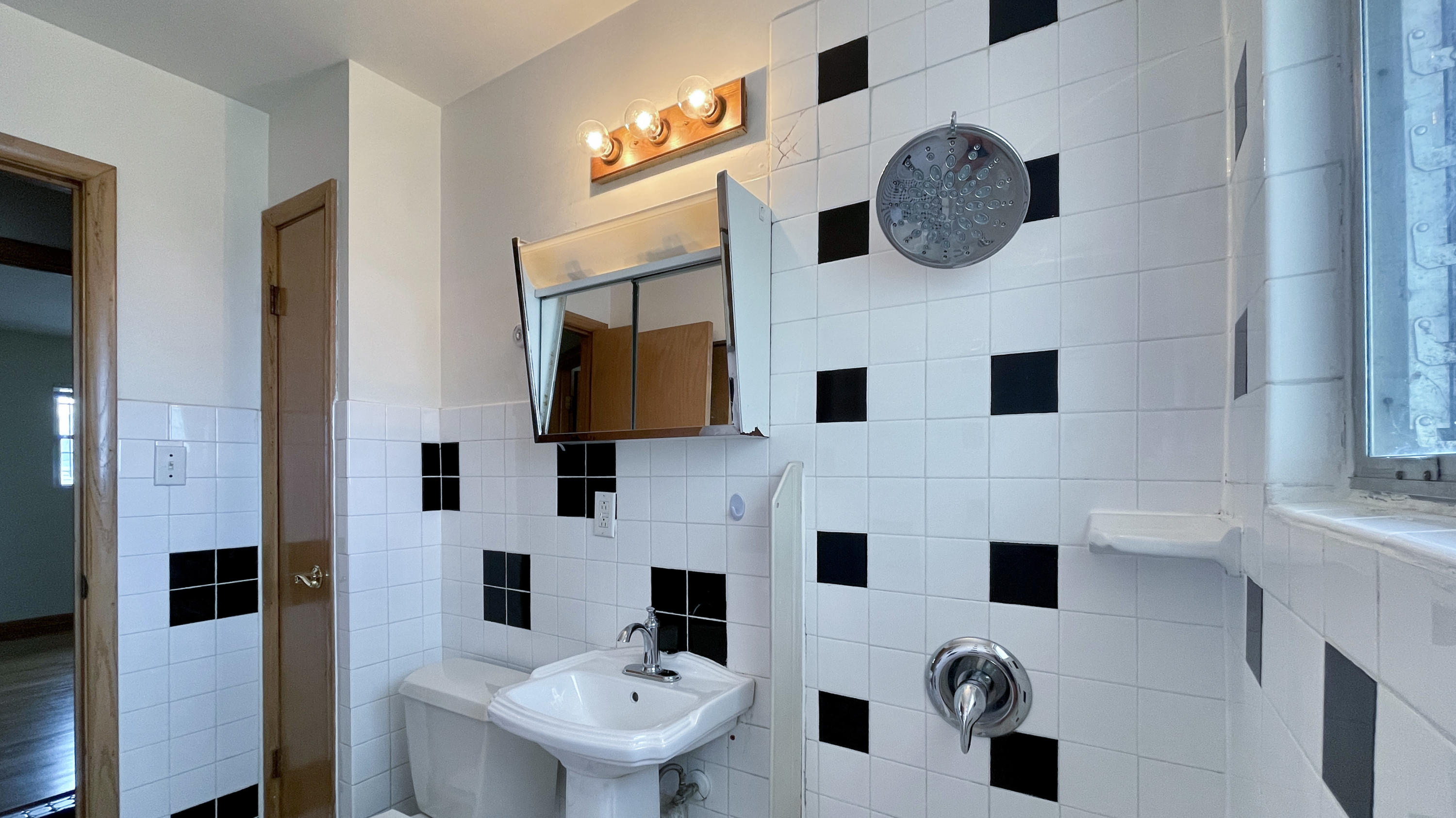 Milwaukee, Wisconsin 53220, United States, 3 Bedrooms Bedrooms, ,1 BathroomBathrooms,Residential,Active,102384