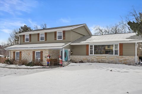 Photo of 18765 Le Chateau Dr, Brookfield, WI 53045 (MLS # 1950242)