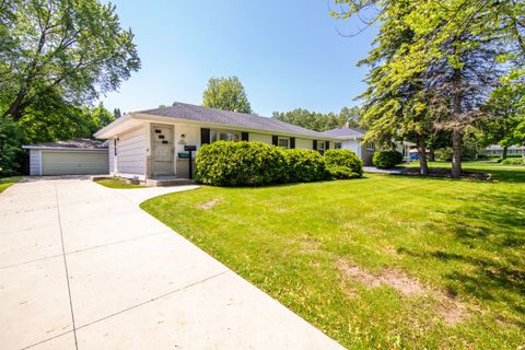 Photo of N91W16855 Laurel Ln, Menomonee Falls, WI 53051 (MLS # 1920976)