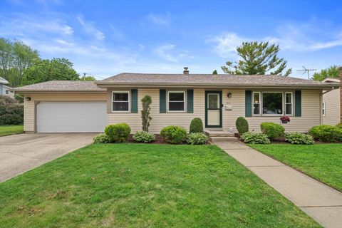 Photo of 1971 Cascade Dr, Waukesha, WI 53188 (MLS # 1963974)