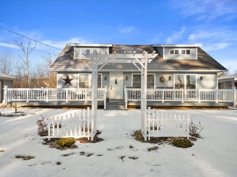 Photo of 819 Rosebud Ave, Twin Lakes, WI 53181 (MLS # 1950020)