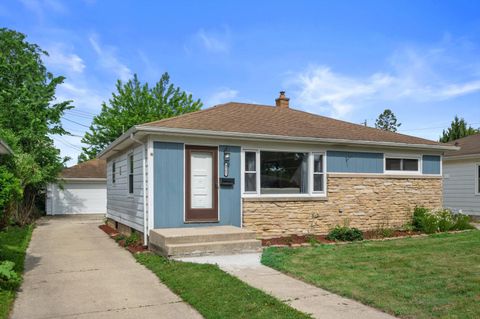 Photo of 3905 N 93rd St, Milwaukee, WI 53222 (MLS # 1967073)