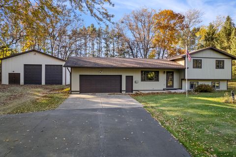 Photo of 21923 Fleming Ave, Greenfield, WI 54660 (MLS # 1955284)