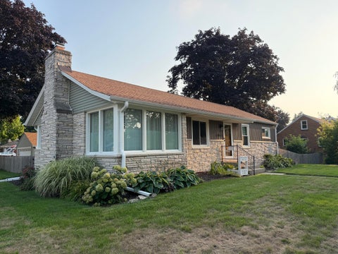 Photo of 1401 Manistique Ave, South Milwaukee, WI 53172 (MLS # 1976507)
