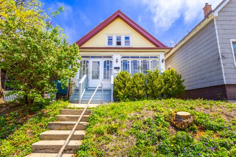 Photo of 724 S 39th St, Milwaukee, WI 53215 (MLS # 1919548)