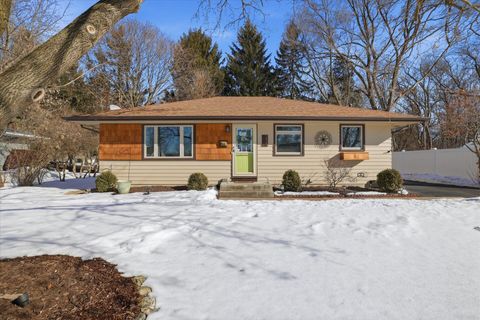 Photo of 208 Highland Ave, Hartland, WI 53029 (MLS # 1950141)
