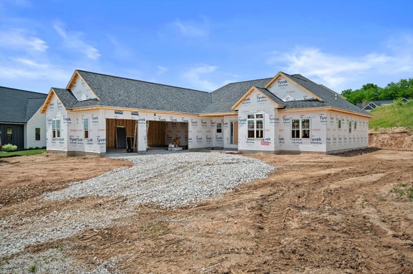 W253N5539 CRESCENT HILL DR, SUSSEX, WI 53089 - Image 47144f47ec00d7e118dfc97edad00f6e/194380066