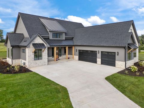 Photo of 3560 W Pine View Ct, Mequon, WI 53097 (MLS # 1926786)