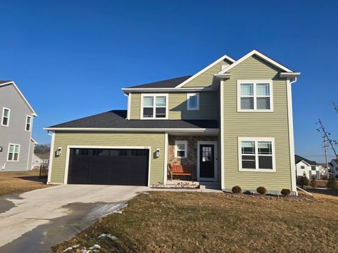 Photo of 2014 Savannah Dr, Grafton, WI 53024 (MLS # 1950415)