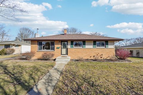 Photo of 6004 Oriole Ln, Greendale, WI 53129 (MLS # 1950785)
